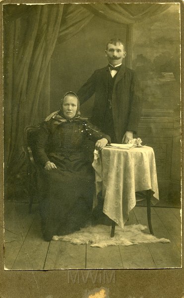 KKE 4469.jpg - Julia i Andrzej Puchowie (rodzice Jana), lata 90-te XIX wieku.